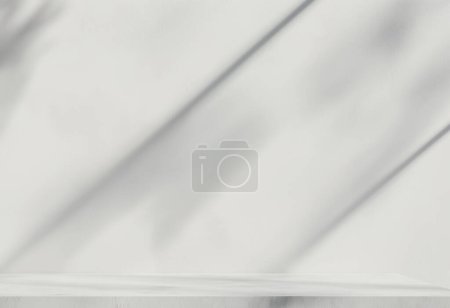 Foto de Estudio de pared blanco vacío en blanco con fondo de maqueta de superposición de sombra de hojas naturales para diseño, exhibición de montaje de producto - Imagen libre de derechos
