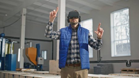 Foto de Alto grande de mediana edad caucásico macho tratando de inteligencia artificial realidad virtual VR equipo. Curioso hombre involucrado en chaleco azul zoom desplazamiento deslizando hacia arriba y hacia abajo. - Imagen libre de derechos