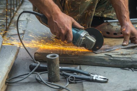 Téléchargez les photos : Man welding electric steel with sparks and circular pipe - en image libre de droit