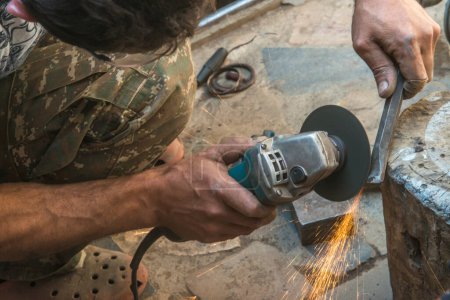 Téléchargez les photos : Man welding electric steel with sparks and circular pipe - en image libre de droit