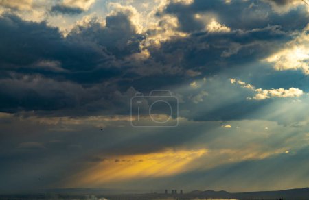 Foto de Tuberías de una central nuclear en el fondo de un cielo dramático - Imagen libre de derechos