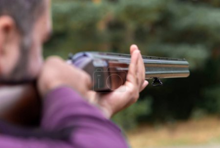 Téléchargez les photos : Homme chasseur prêt à chasser avec un fusil de chasse.chasseur tient un fusil. - en image libre de droit