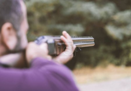 Foto de Hombre cazador listo para cazar con la caza rifle.hunter sostiene un rifle. - Imagen libre de derechos