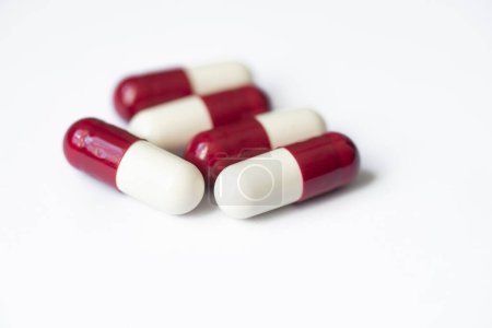 Foto de Receta de medicamentos para medicamentos de tratamiento. Medicamento farmacéutico, Tema de la farmacia, Montón de medicamento blanco rojo - Imagen libre de derechos