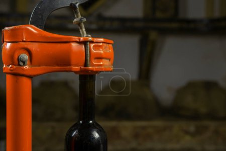Foto de Primer plano de taponar una botella de vino en una bodega - Imagen libre de derechos