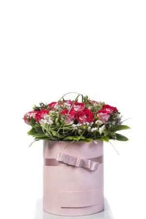 Téléchargez les photos : Bouquet de roses rouges dans un coffret cadeau isolé sur fond blanc - en image libre de droit
