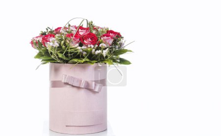 Foto de Ramo de rosas rojas en una caja de regalo aislada sobre fondo blanco - Imagen libre de derechos