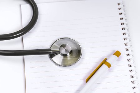 Téléchargez les photos : Doctor desk.Stethoscope and notebook on white background - en image libre de droit