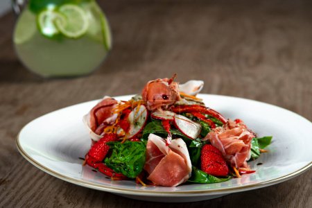 Téléchargez les photos : Salade avec jambon, épinards et mozzarella sur table en bois - en image libre de droit