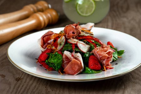 Téléchargez les photos : Salade avec jambon, épinards et mozzarella sur table en bois - en image libre de droit