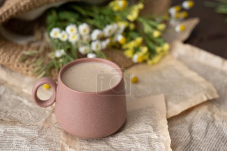 Téléchargez les photos : Tasse de cappuccino au lait ou cacao et fleurs sauvages - en image libre de droit