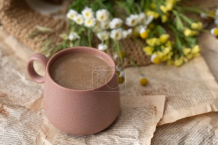 Téléchargez les photos : Tasse de cappuccino au lait ou cacao et fleurs sauvages - en image libre de droit