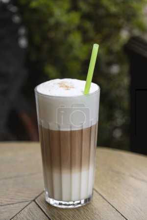 Téléchargez les photos : Café latte dans un verre sur table en bois avec fond nature - en image libre de droit