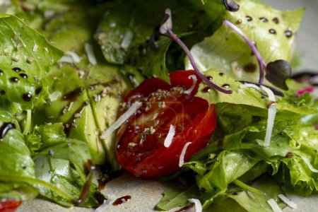 Téléchargez les photos : Fresh green salad with cherry tomatoes, arugula and olive oil - en image libre de droit