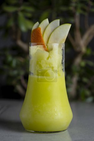 Foto de Refreshing summer cocktail with apple, orange and kiwi - Imagen libre de derechos