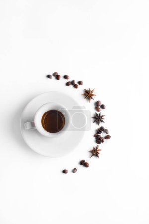 Téléchargez les photos : Tasse de café, grains de café sur fond blanc. tasse de vue espresso.top - en image libre de droit