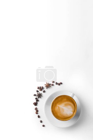Téléchargez les photos : Latte café dans une tasse de café blanc avec assiette sur fond blanc. café cappuccino - en image libre de droit