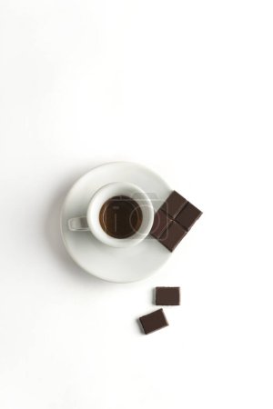 Foto de Taza de café con chocolate sobre fondo blanco. Copa de espresso.Vista superior - Imagen libre de derechos