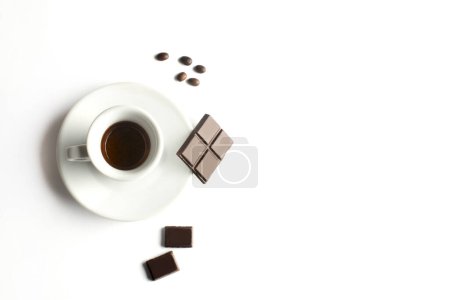 Foto de Taza de café blanco con chocolate sobre fondo blanco, taza de espresso.Vista superior - Imagen libre de derechos