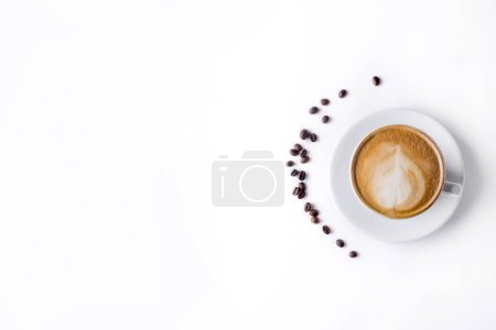 Téléchargez les photos : Latte café dans une tasse de café blanc avec assiette sur fond blanc. café cappuccino - en image libre de droit