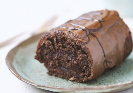 Téléchargez les photos : Gâteau au chocolat en assiette sur fond de bois blanc. - en image libre de droit