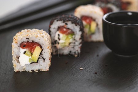 Téléchargez les photos : Sushi roll with rice. Sushi menu. Japanese food. - en image libre de droit