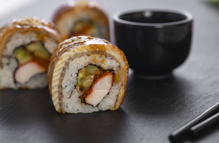 Téléchargez les photos : Rouleau de sushi au riz, crabe, concombre. Menu sushi. Nourriture japonaise. - en image libre de droit