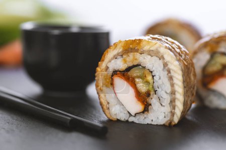 Foto de Rollo de sushi con arroz, cangrejo, pepino. Menú de sushi. Comida japonesa. - Imagen libre de derechos