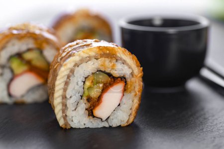 Foto de Rollo de sushi con arroz, cangrejo, pepino. Menú de sushi. Comida japonesa. - Imagen libre de derechos