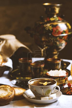 Téléchargez les photos : Tasse de thé au citron et miel sur fond de bois. Style ukrainien ou russe - en image libre de droit