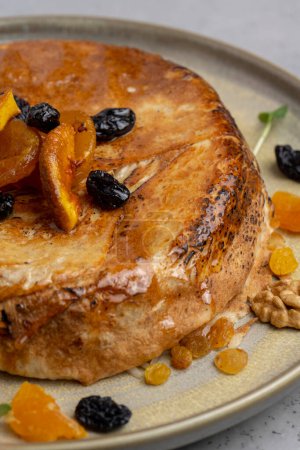 Téléchargez les photos : Gâteau aux abricots secs, raisins secs et noix sur fond gris - en image libre de droit