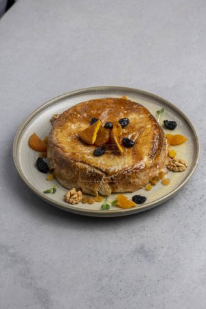 Téléchargez les photos : Gâteau aux abricots secs, raisins secs et noix sur fond gris - en image libre de droit