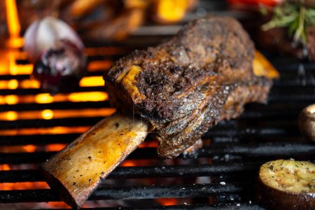 Téléchargez les photos : Rôti de viande et légumes sur le gril avec des flammes et des légumes, fermer - en image libre de droit