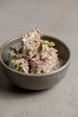 Téléchargez les photos : Porte-agneau en sauce à la crème avec pomme et radis dans un bol - en image libre de droit