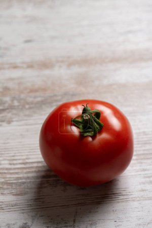 Téléchargez les photos : Tomate rouge fraîche sur fond de bois blanc. Concentration sélective. - en image libre de droit