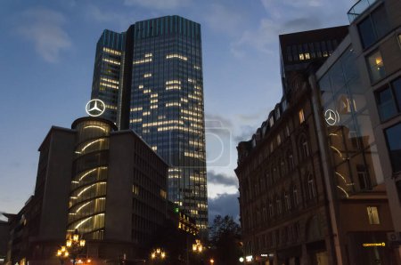 Foto de Frankfurt am Main. Frankfurt es la ciudad más grande de Alemania. Oficina de la compañía Mercedes - Mart 26, 2023 - Imagen libre de derechos