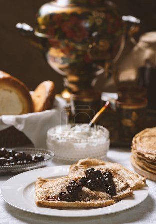 Foto de Panqueques con mermelada de grosella negra en un plato, estilo ucraniano - Imagen libre de derechos