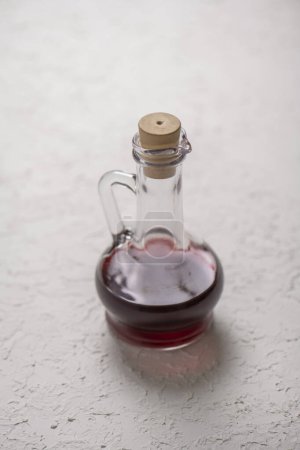 Téléchargez les photos : Vin rouge en bouteille sur fond blanc. Concentration sélective. - en image libre de droit