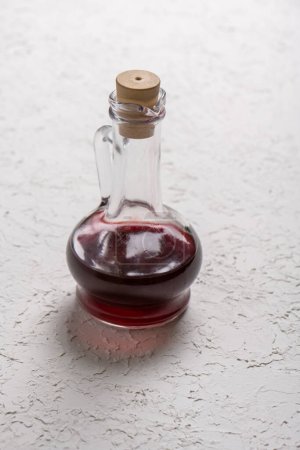 Foto de Vino tinto en botella sobre fondo blanco. Enfoque selectivo. - Imagen libre de derechos