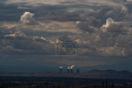 Foto de Central nuclear en la estepa contra el cielo con nubes - Imagen libre de derechos