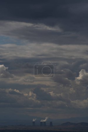 Foto de Central nuclear en la estepa contra el cielo con nubes - Imagen libre de derechos