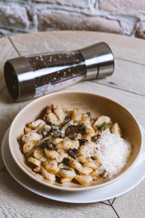Téléchargez les photos : Pâtes Pappardelle aux champignons et au parmesan dans une assiette. Pâtes gnocchi italiennes traditionnelles aux champignons et au parmesan - en image libre de droit