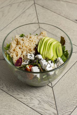 Téléchargez les photos : Salade de quinoa, avocat et fromage feta dans un bol en verre - en image libre de droit