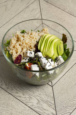 Téléchargez les photos : Salade de quinoa, avocat et fromage feta dans un bol en verre - en image libre de droit
