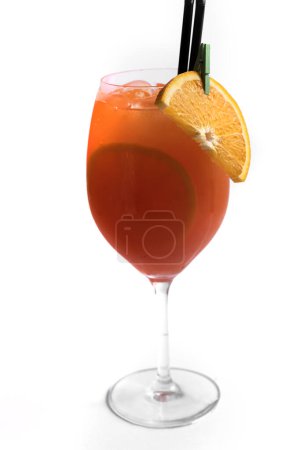 Téléchargez les photos : Cocktail avec orange et paille sur fond blanc. - en image libre de droit