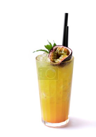 Téléchargez les photos : Cocktail de fruits de la passion isolé sur fond blanc avec espace de copie. - en image libre de droit