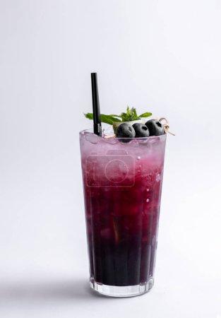 Téléchargez les photos : Cocktail aux myrtilles et menthe sur fond blanc. - en image libre de droit
