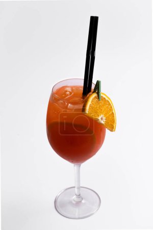 Téléchargez les photos : Cocktail avec orange et paille sur fond blanc. - en image libre de droit