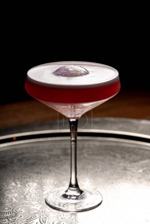 Foto de Cóctel en una copa de martini sobre un fondo oscuro. - Imagen libre de derechos