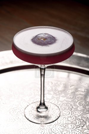 Téléchargez les photos : Cocktail dans un verre de martini sur fond sombre. - en image libre de droit